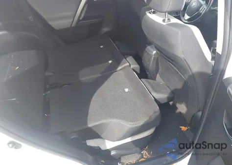 2017 Toyota Rav4 Xle z USA, uszkodzony, nr VIN JTMRFREVXHD216490